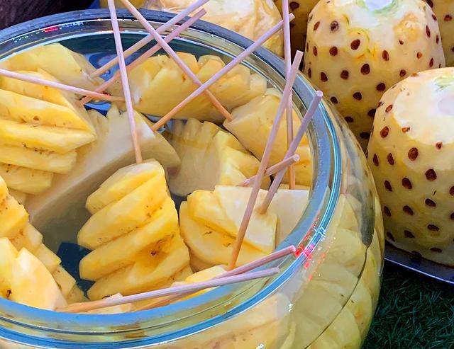 吃菠萝用盐水泡就错了,又酸又扎嘴,教你正确吃法,香甜不过敏_物质