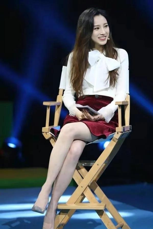 作为电视体育频道《天下足球》栏目的主持人,马凡舒五官精致,皮肤白皙