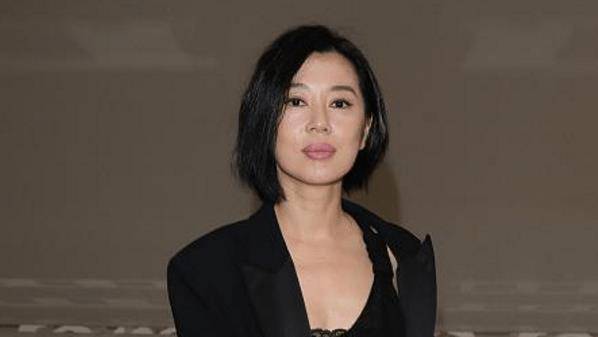曾把黄渤吻到害羞,与导演同居12年被抛弃,如今身价40亿韵味十足_余楠