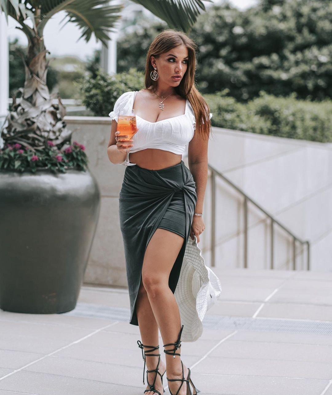 她是来自俄罗斯的模特和歌手,才华横溢,前途无量_kira_表演_音乐