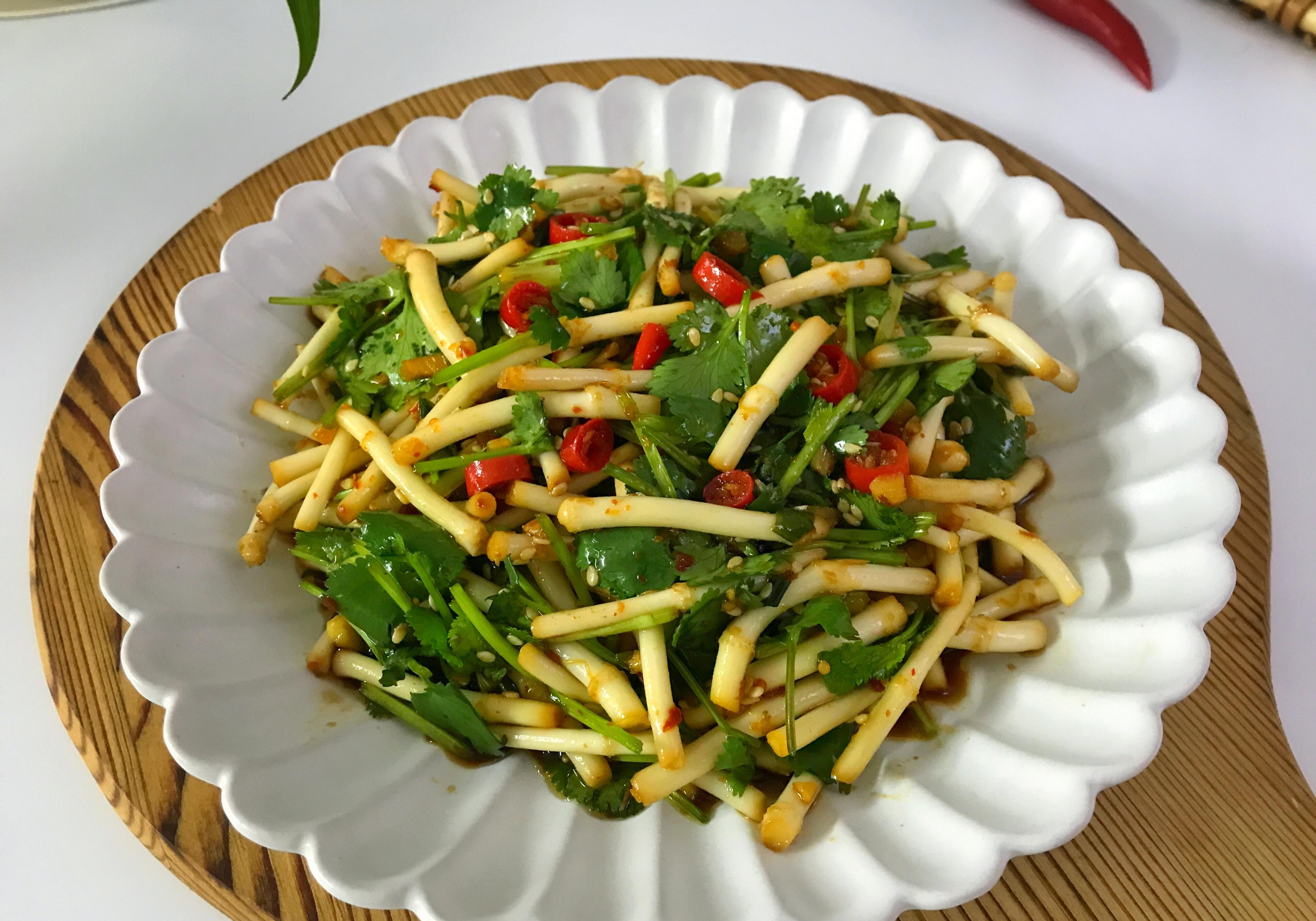 椒1勺,粗辣椒面1勺,辣椒粉1勺,香葱碎1勺,白芝麻1勺,油适量【做法】:1