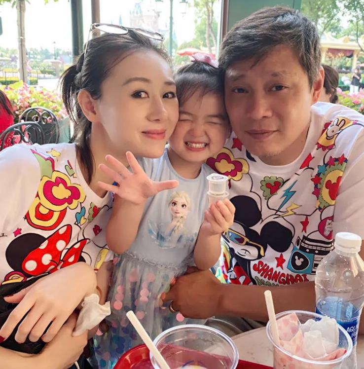 范志毅首任妻子罕见现身:高颜值母女亲密合照,皆为英身份_李倩_范斯晶