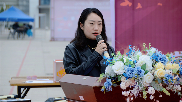 开幕式开始,领导嘉宾入场,出席开幕式的有人文学院党总支龚艺书记,党