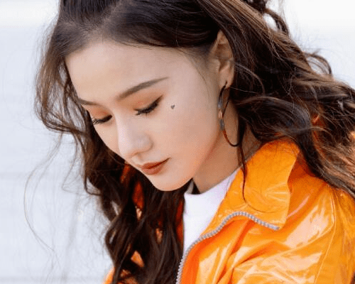 潘一祎是95后,在三年前才刚开始进入娱乐圈,接拍