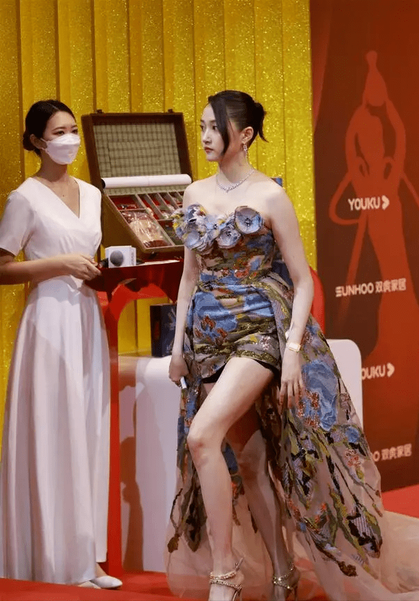 还在于关晓彤的仪态很"松散",没有精气神,显得有些虎背熊腰