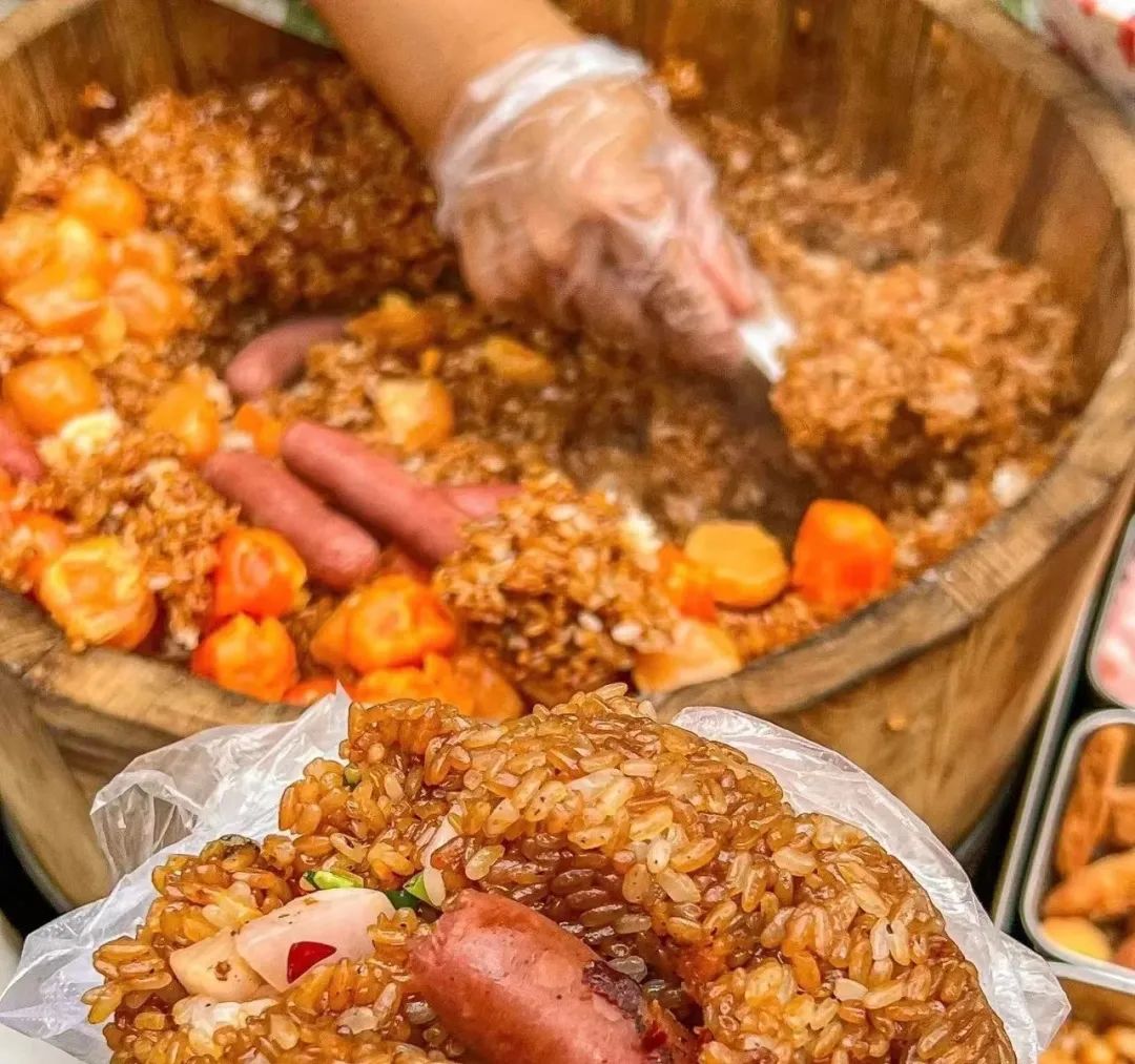 贵阳早晨六点就排长队的糯米饭!五块钱一大个,软糯咸香好吃绝了!_阿姨