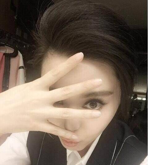 女星手遮脸,你能6秒内找出迪丽热巴吗?