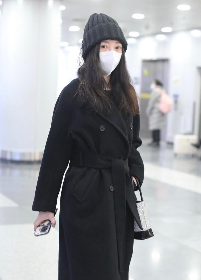 柳岩瘦了气质更好,穿黑色大衣走机场,戴针织帽时尚减龄!