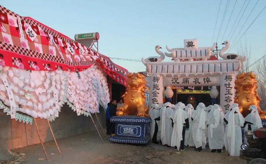 的小儿子全程没有流过一滴眼泪,独自跪在母亲身旁,只是不停的烧着纸钱