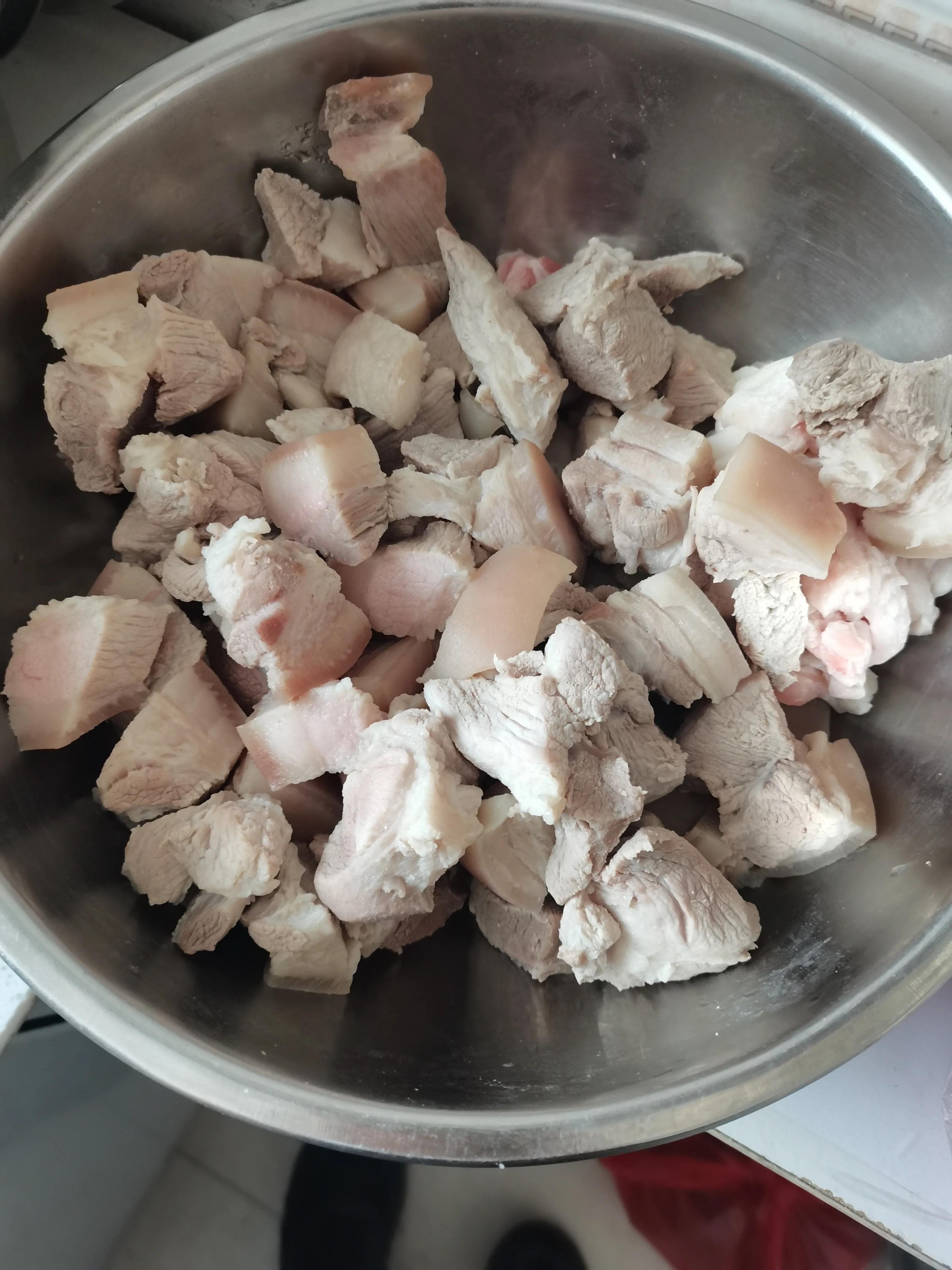 猪蹄买的时候就让老板用喷枪烧一下没清理干净的猪毛然后用电锯锯开