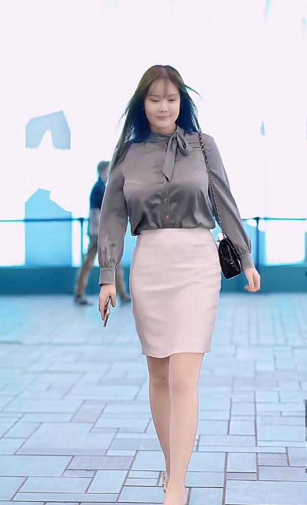 图上这位姐姐是网上很受欢迎的街拍网红,名叫易阳.