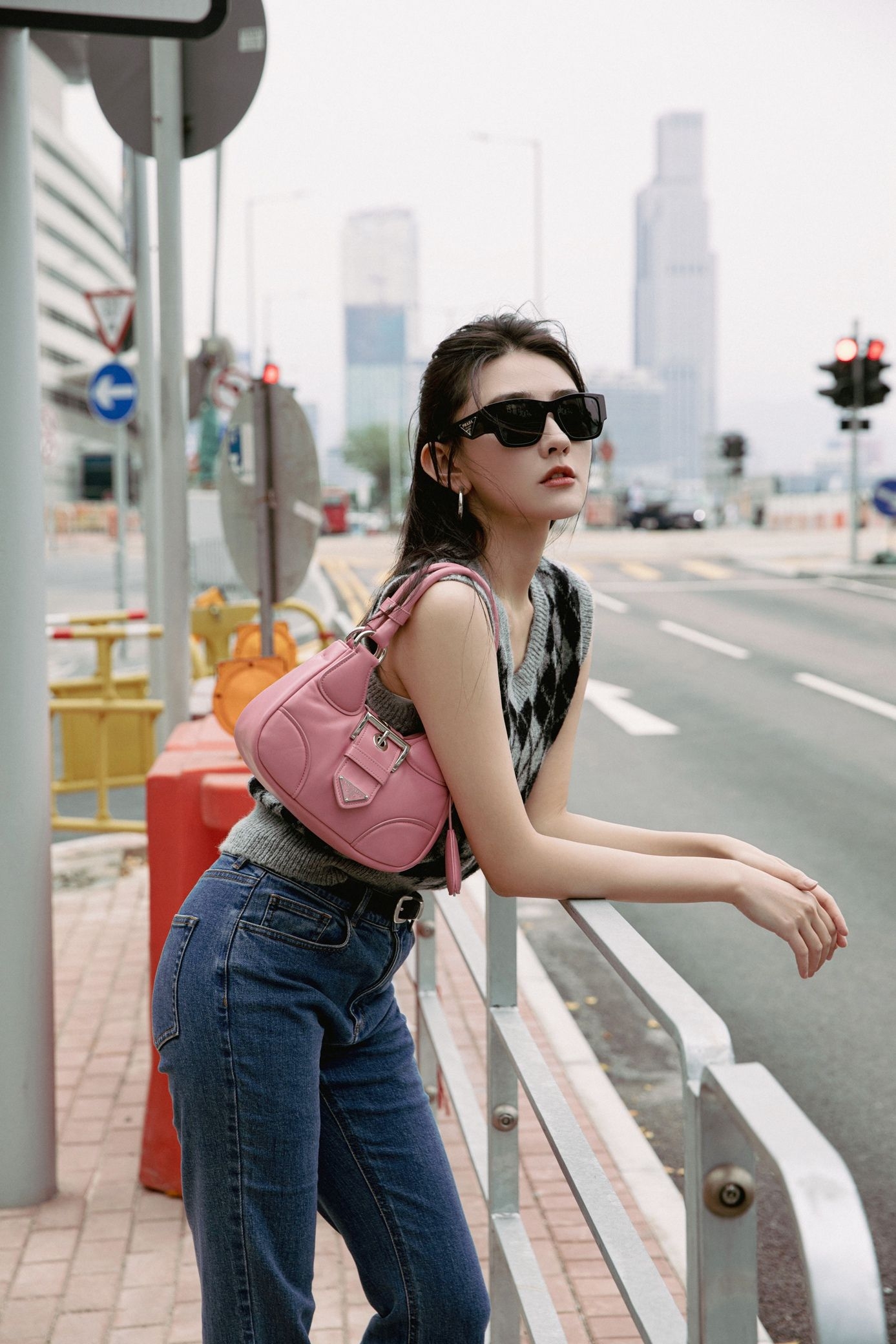 梁洁休闲装香港街头随拍_网友_皮肤_t恤