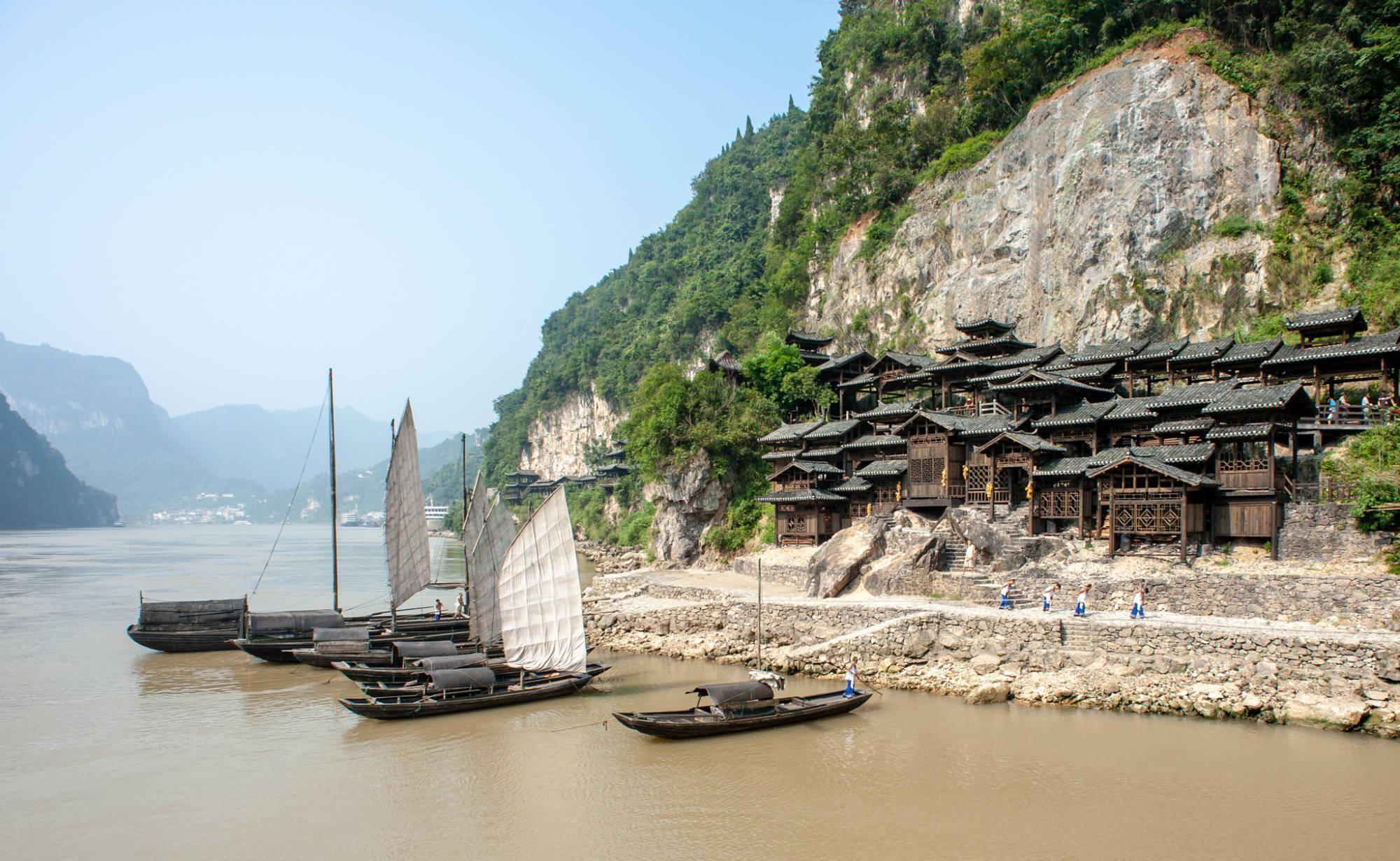 乘船到达龙津溪码头后,我们来到了三峡人家.