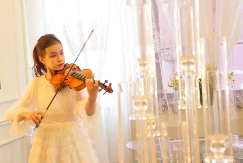 "青青之岛,爱乐之城"小提琴快闪活动在青岛市南安娜公主楼上演_音乐