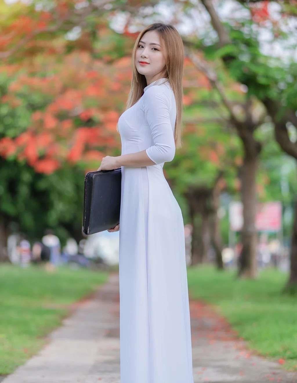 越南女生,一身白色奥黛穿搭,美得清新又温婉,优雅大方魅力十足_带着