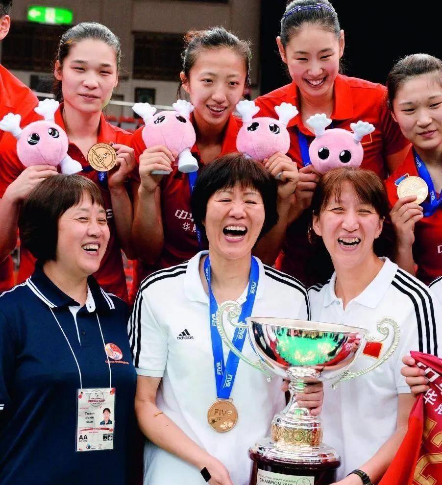 1984年,在第23届奥运会上,中国女排夺得冠军,实现了"三连冠"的夙愿.