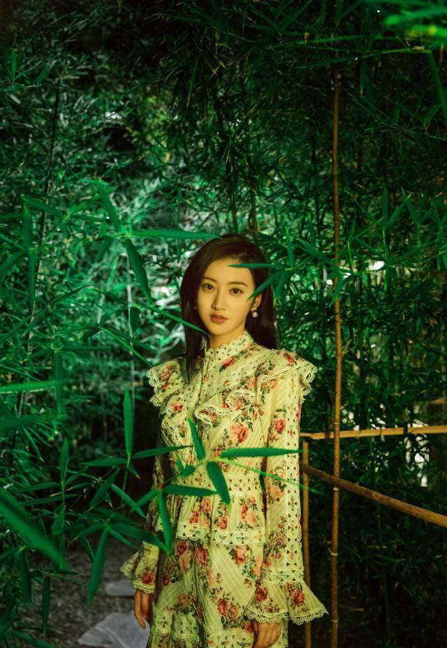 "雪白肌"惊艳全场,酒红礼服优雅大方_资源_蝴蝶_明星