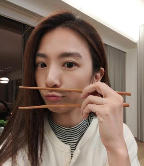 走进田馥甄生活中的家,38岁仍是单身一人,平时习惯在茶几上吃饭_组合