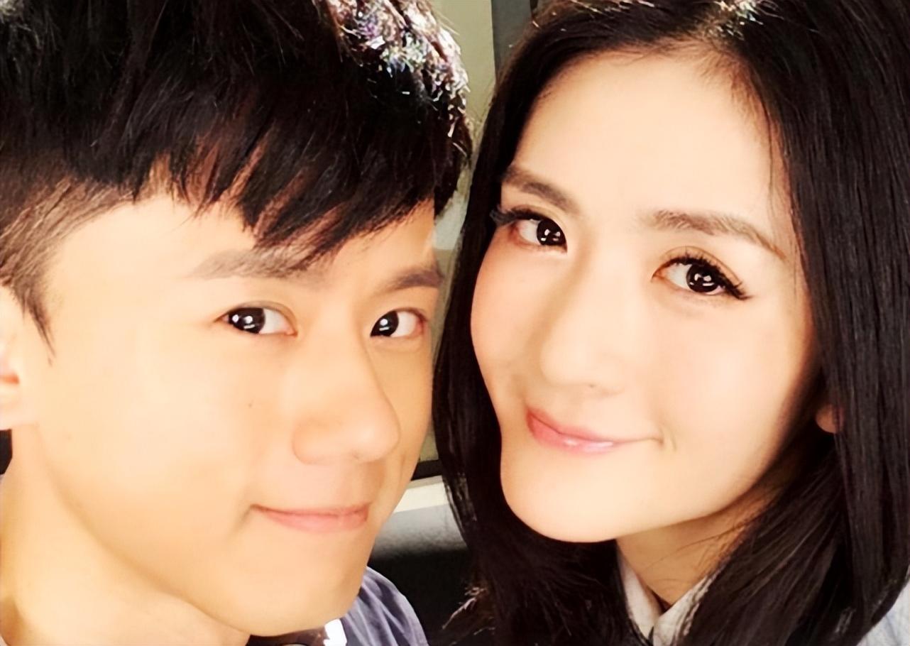 谢娜父母与友人聚餐,72岁老妈黑发打扮年轻,夫妻同拍_张杰_孩子_照片