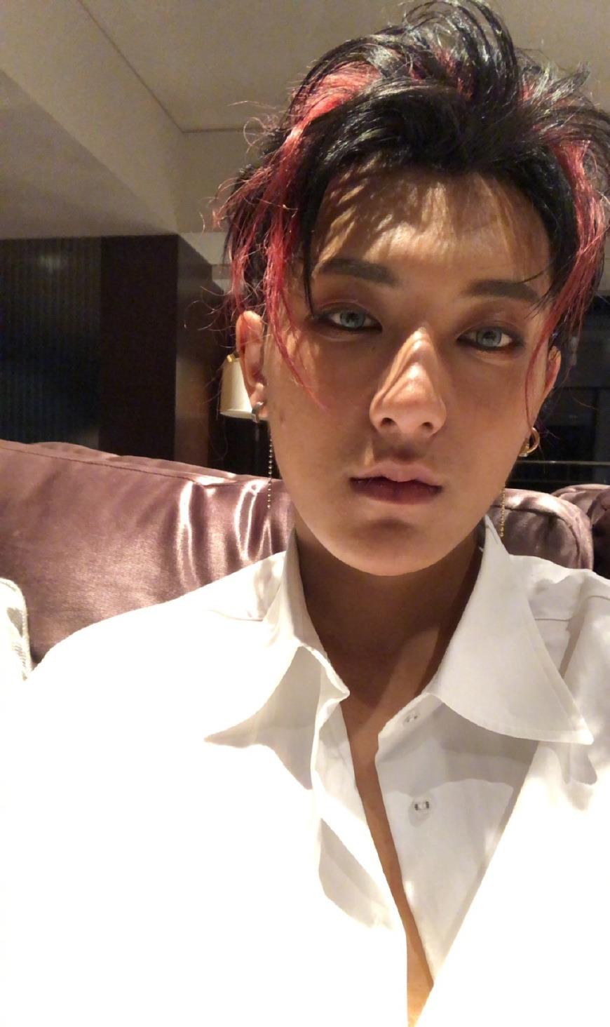 黄子韬度假归来,头戴礼帽,身穿黑色t恤,帅气十足!