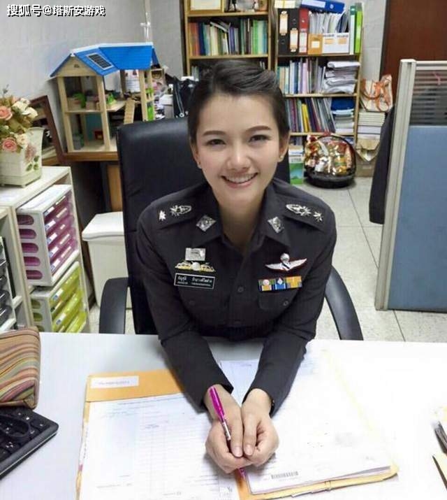 来自世界30个国家的最美女警花_女性_气质_制服