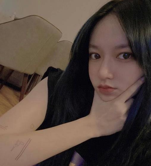 原创程潇晒素颜照,粉丝却被胳膊上的图案吸引,私生活真让人羡慕_节目