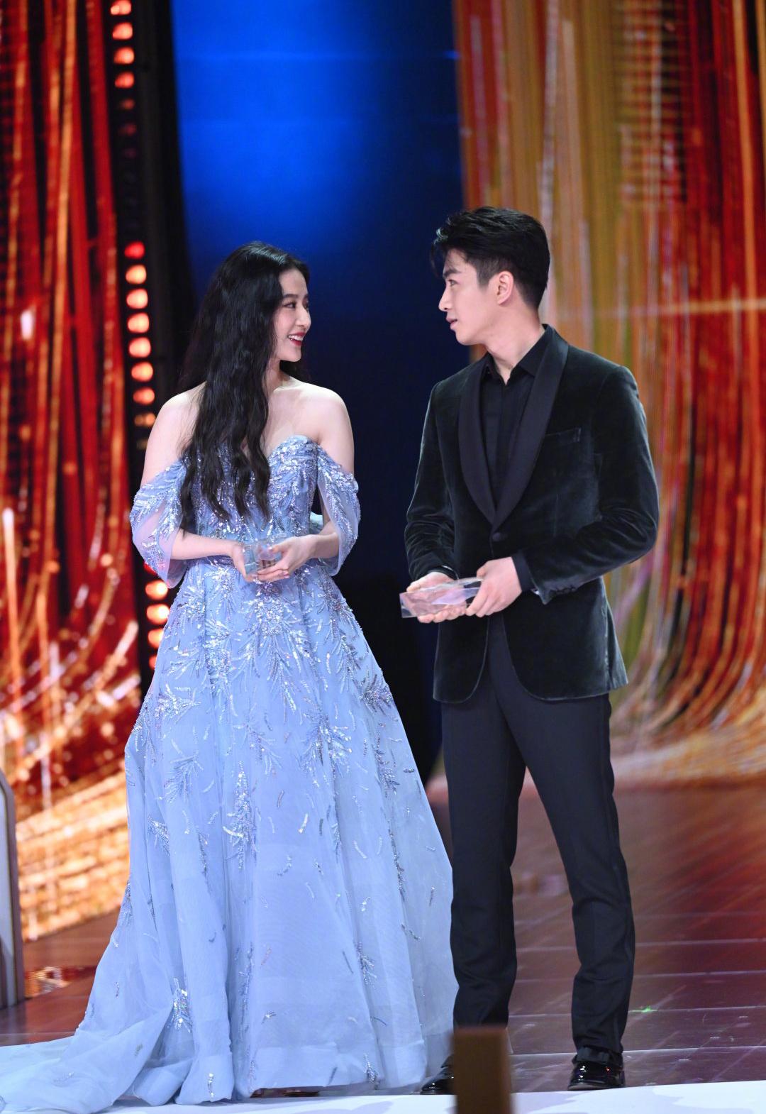 拾光盛典女星生图刘亦菲清纯杨幂复古迪丽热巴成红毯黑马