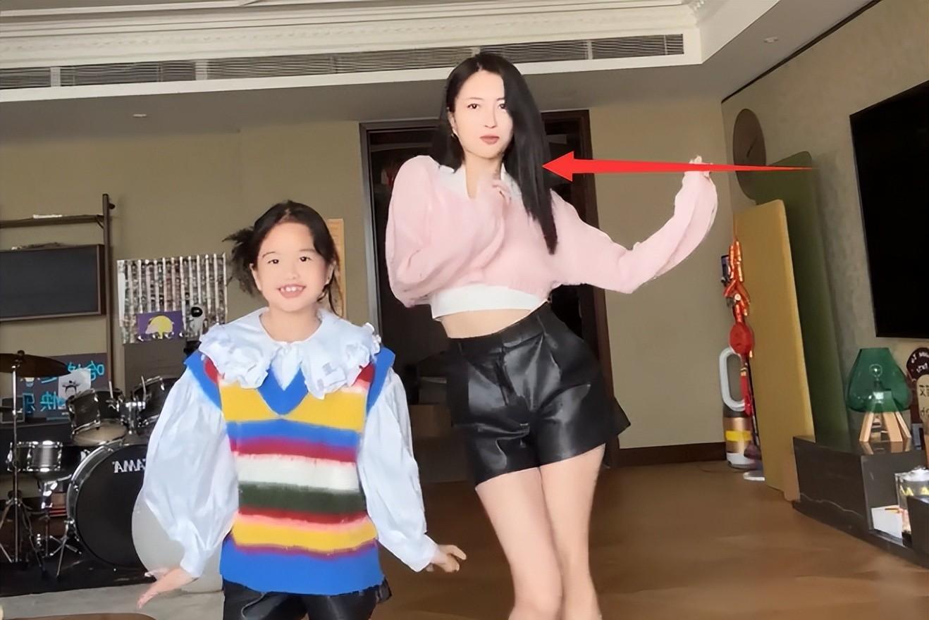 包贝尔晒合照辟谣,称夜会的美女是包文婧,发型身高却露了馅_白衣_女子