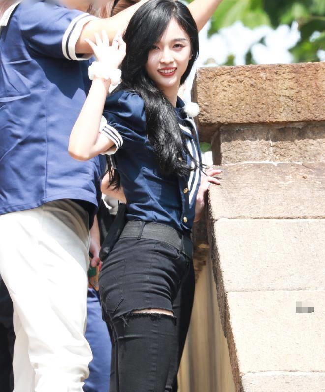 吴宣仪录《奔跑吧8》,路人随手拍,这腿型p图特效真的没用?