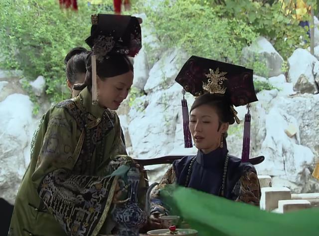 甄嬛传:甄嬛给敦亲王福晋倒茶,谁注意身后的丫鬟?