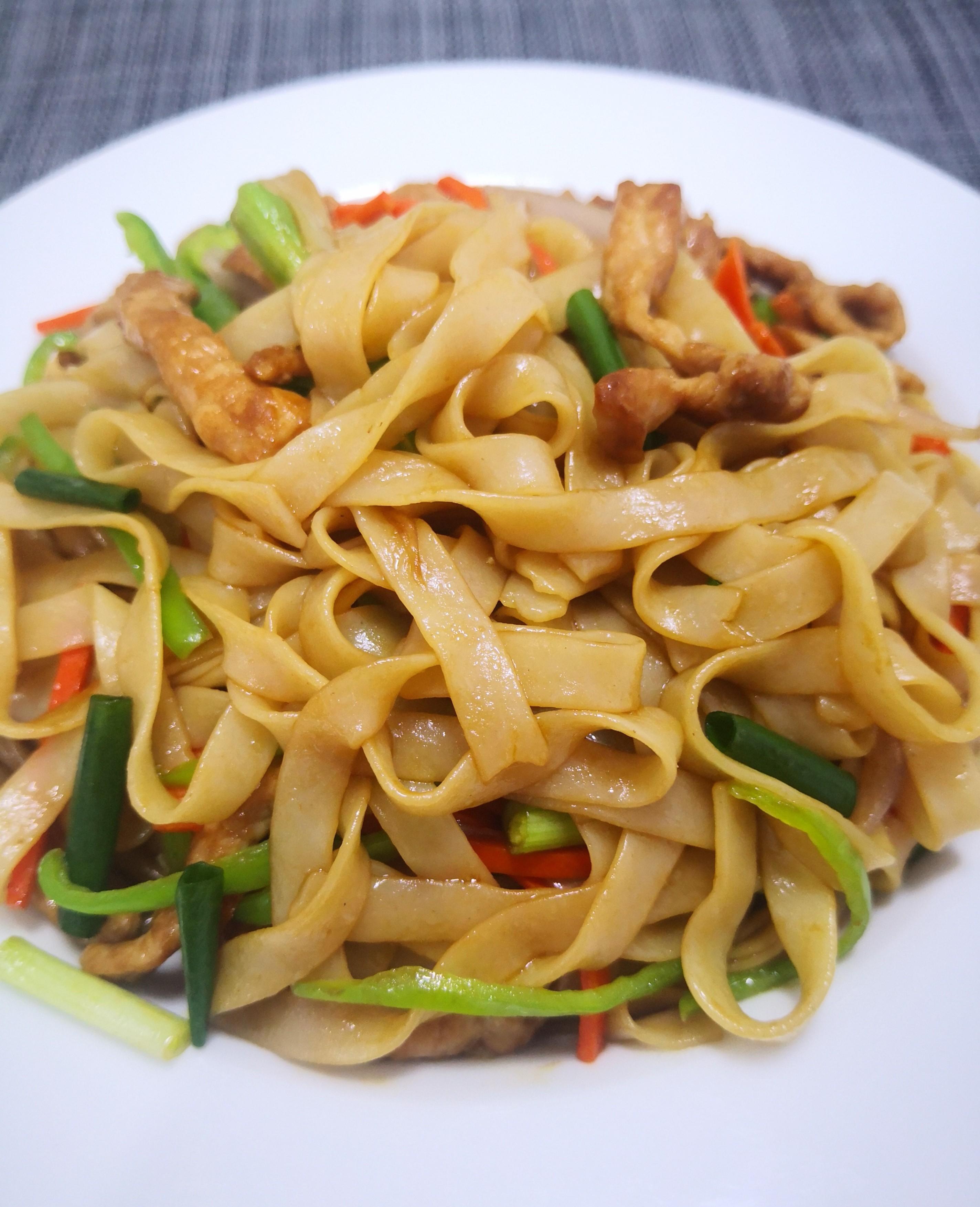 广东人爱吃的炒河粉,教您在家就能做,根根分明爽滑入味,零厨艺_营养