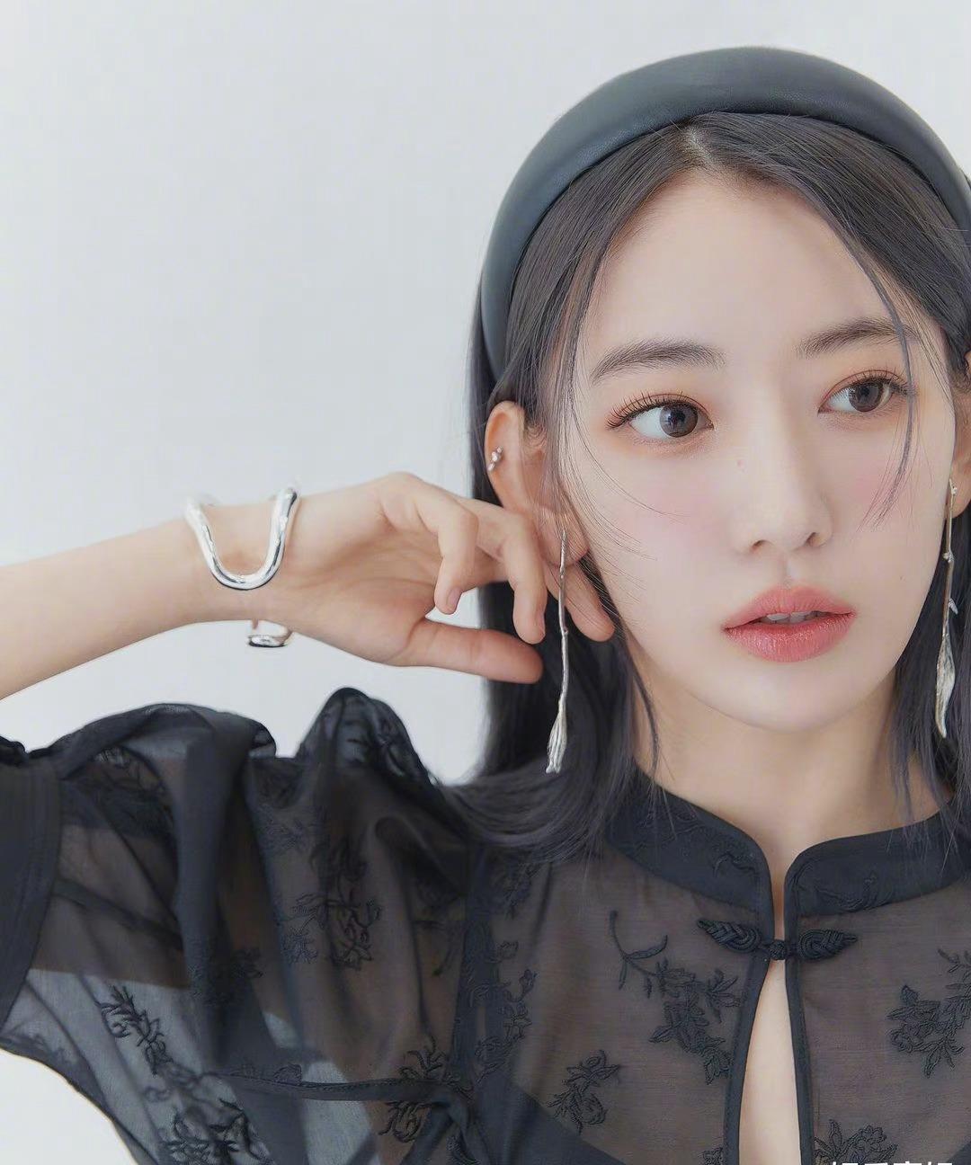 宫脇咲良春日写真,鲜花点缀,五官清冽纯美,穿搭简约大方_感觉