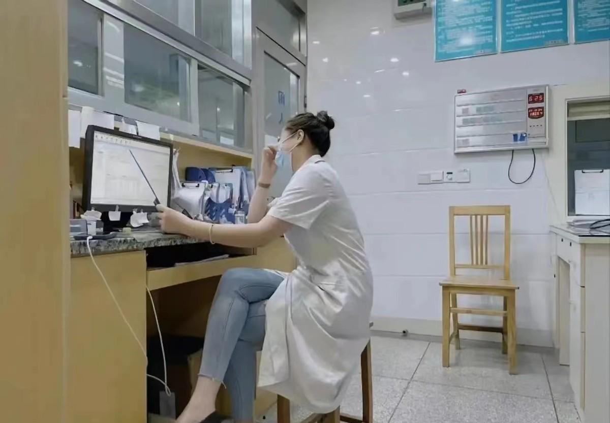 医生一边看病,一边啃包子?偷拍者引公愤,患者无奈来证明!