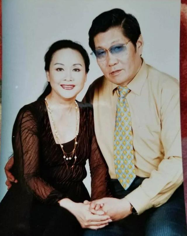 女歌手也很快与现任男子肖卓能相恋.