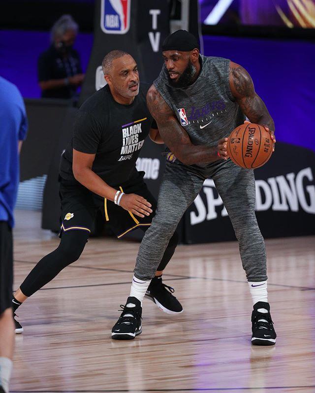 老詹还上脚了lebron 18的黑白配色詹姆斯上(lebron james)脚了新配色