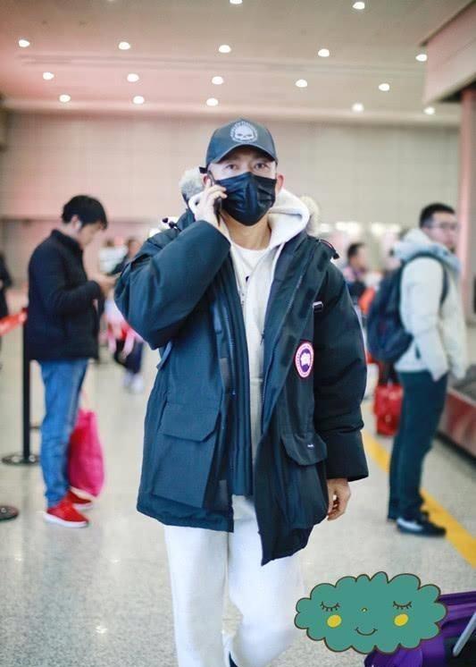 聂远身穿黑色羽绒服搭配白色运动套装,显得更加年轻帅气!