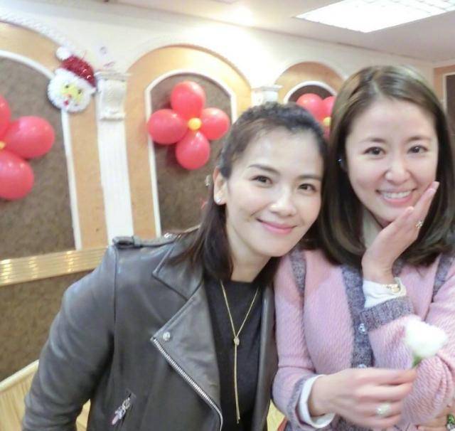 林心如晒出闺蜜刘涛合照,俩人感情超好,对着镜头大方亲吻彼此!