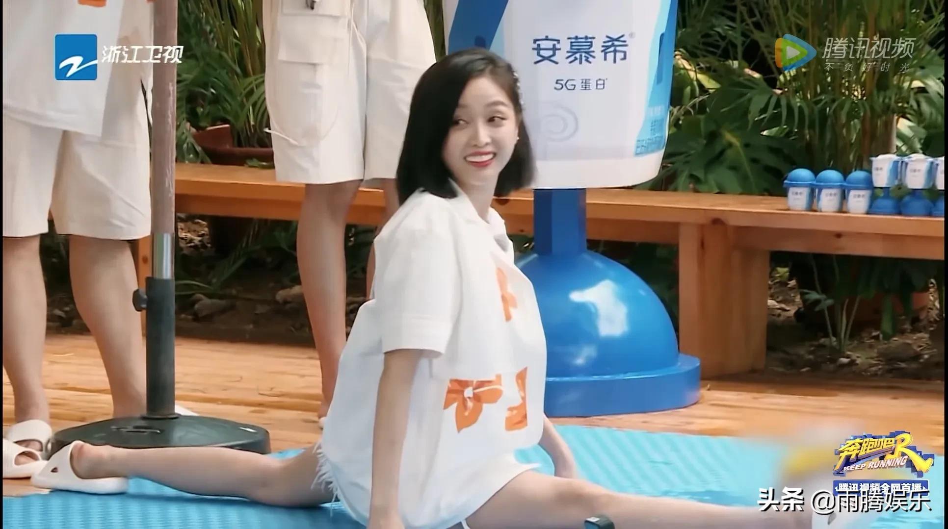 奔跑吧导演现场考验女爱豆:吴宣仪宋雨琦同时劈叉,舞蹈功底满分_节目
