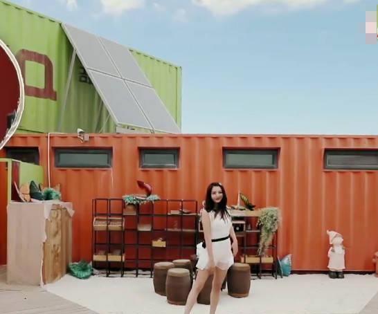 原创麦迪娜一家穿泳衣,以为麦迪娜够美了,看到婆婆,才知气质的重要