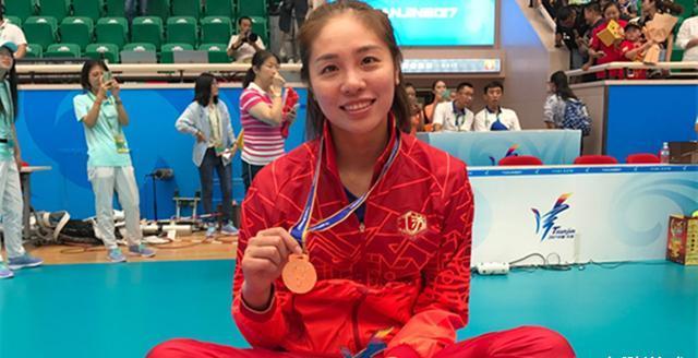 女排自由人陈展晒近照,容颜依旧不变,赛点飞一传成为了"痛点"_郎平