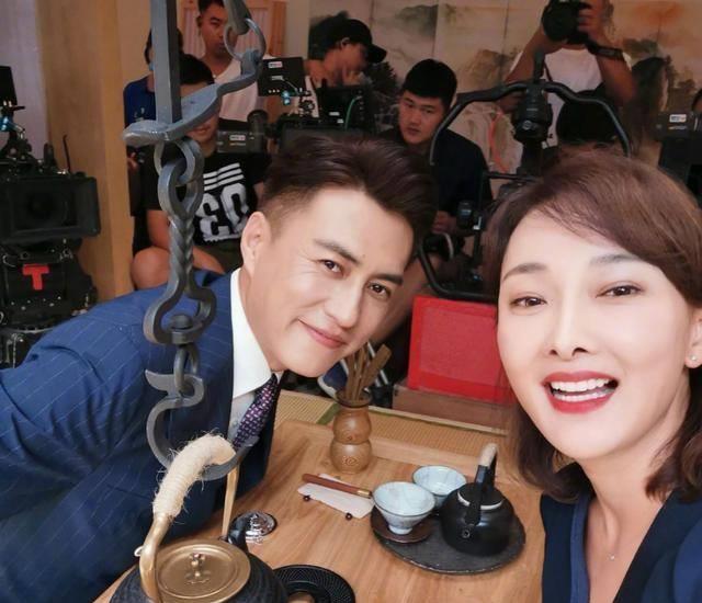 牛莉晒与靳东合影,美图后依然能看到靳东眼角的皱纹,男神也老了_照片