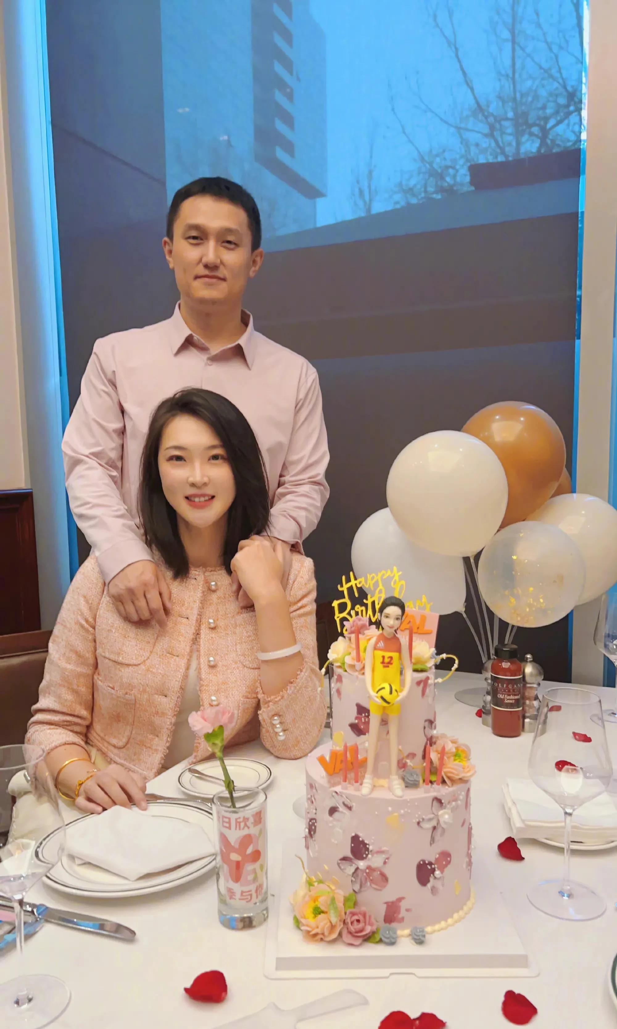 惠若琪32岁生日晒夫妻合照,紧握老公的手超恩爱_成功_橙色_外套