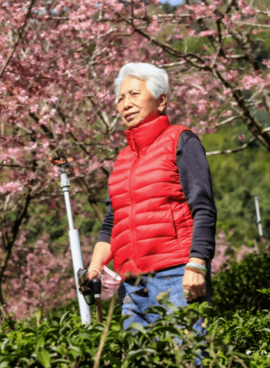 母亲踏青,老太满头白发对镜比心,高颜值妹妹罕露面_照片_生活_黄婉琳