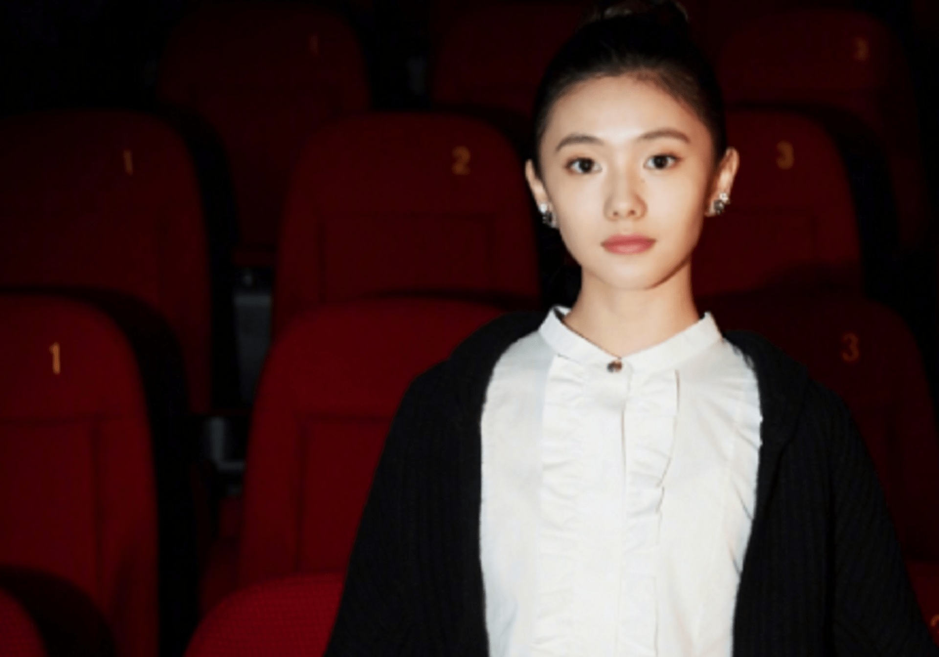 后来刘浩存出演一部电影《送你一朵小红花》,与易烊千玺搭档,收获了