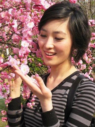 何卿近照,散发着时尚的气息和高雅的气质_东方_卫视_上海