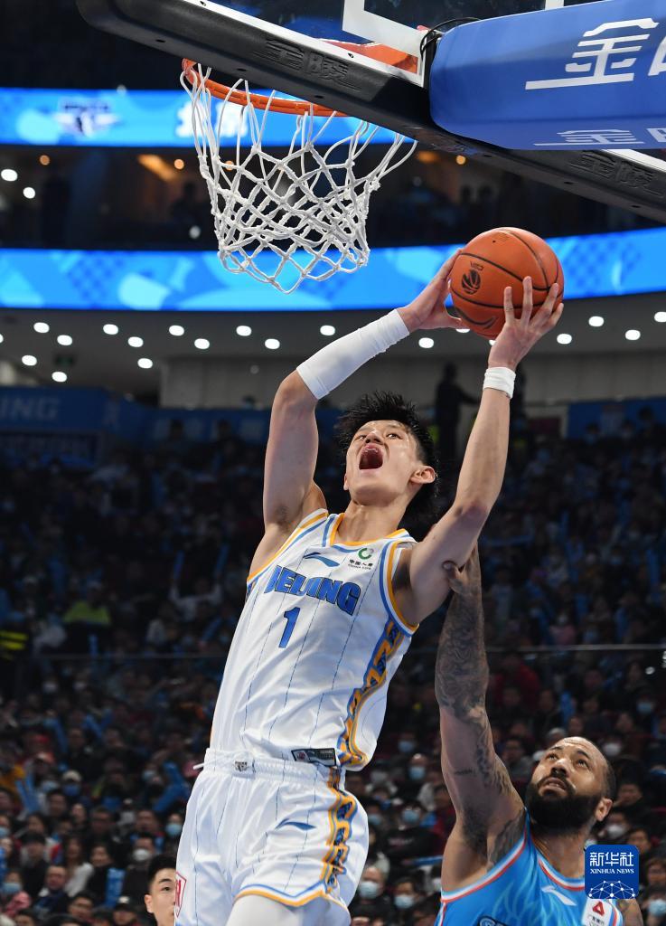 组图:北京首钢主场击败山东 曾凡博单手上篮_比赛_张晨霖_新华社