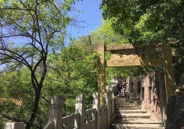 辽宁有一暖心公园,自驾公交都方便,著名的"高尔山古塔"就在这_历史