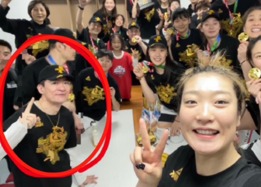 李梦与"男友"手牵手逛街!