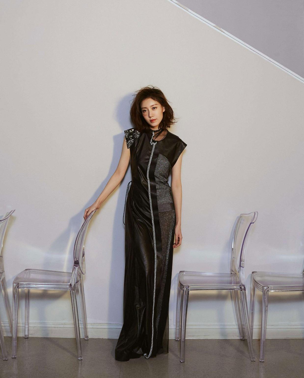 剧中她是余欢水的前妻,今穿挂脖拼接蓝色纱裙,低头神秘又时尚_高露