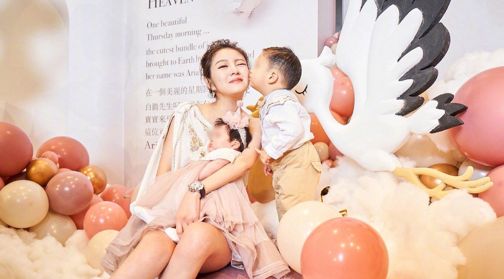 安以轩晒女儿满月宴全家福,怀抱两娃超幸福,妈妈力爆棚_笑容_老公